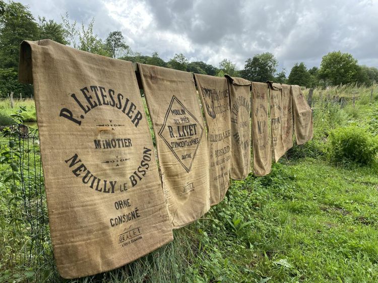 La toile de jute, 100 % naturelle, est une matière à forte valeur ajoutée.  